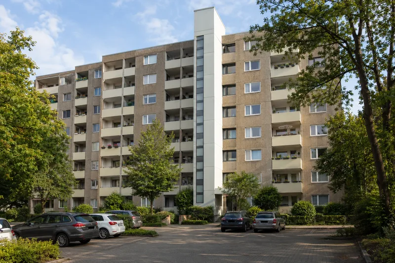 Badsanierung in der Eigentumswohnung: Mehrfamilienhaus der 1970er-Jahre mit Loggien und Aufzugsturm